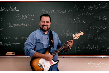 Segundos estudos, a música tem relação com a evolução, com os sentimentos, induz o aumento das conexões entre os neurônios e promove o alívio momentâneo de determinados sintomas. Música e Ciência, uma ótima combinação. 