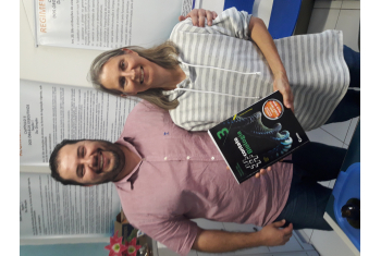 Coleção #CONTATO BIOLOGIA, escrito em parceria com a professora Marcela Ogo (não está na foto), chegando no Colégio Estadual Polivalente.