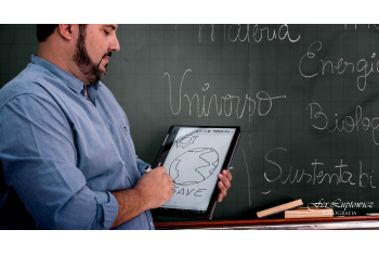 A tecnologia sempre será uma aliada. Não uma vilã, ou solução para todos os males. Nada substitui a presença e a intuição de um docente bem preparado.